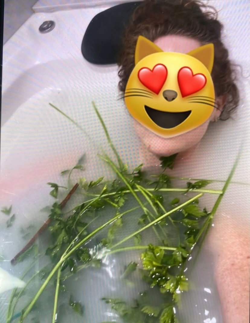 Cliente en baño de hierbas espiritual con plantas sagradas