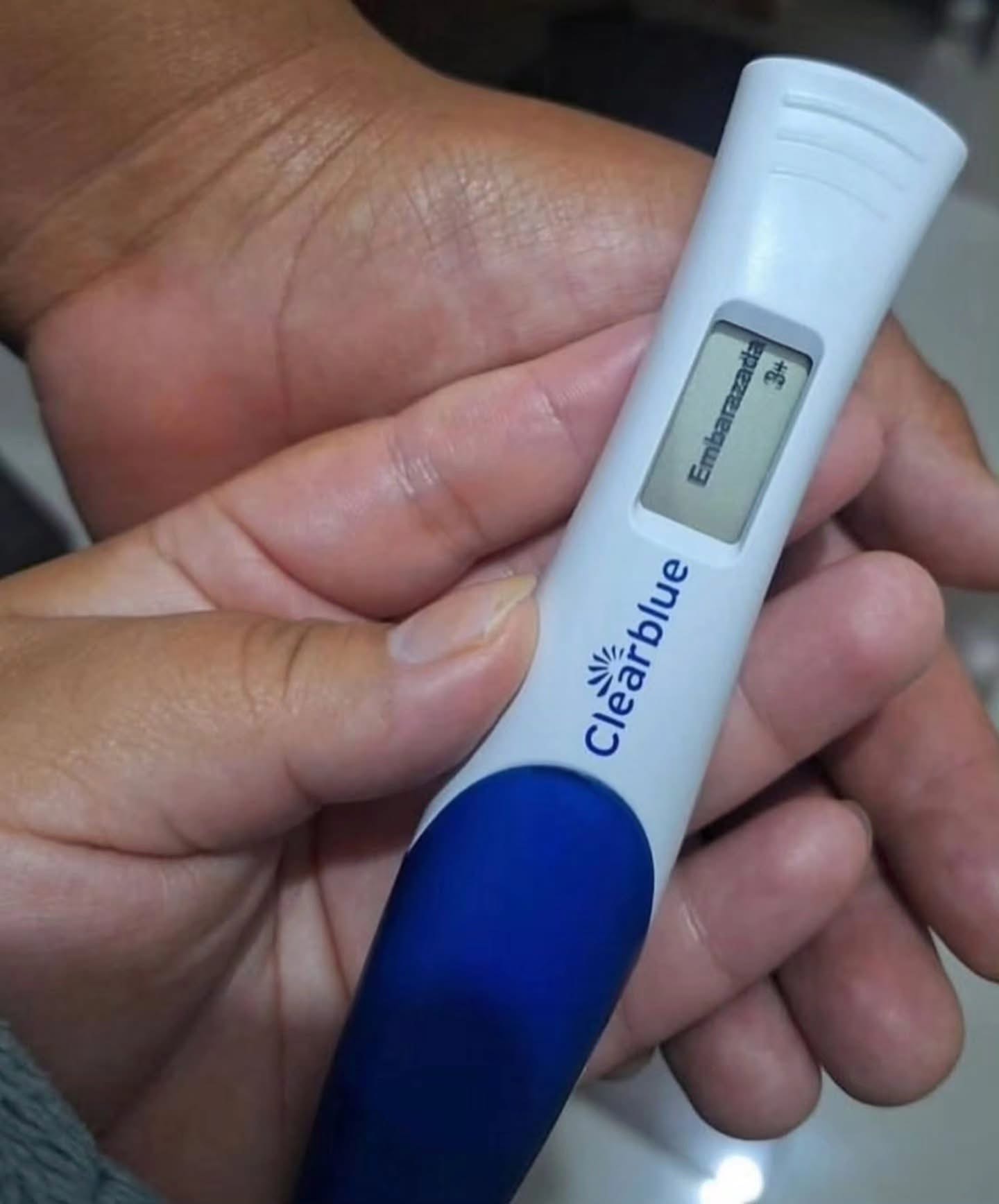 Prueba de embarazo Clearblue mostrando Embarazada 3+ — testimonio real de fertilidad
