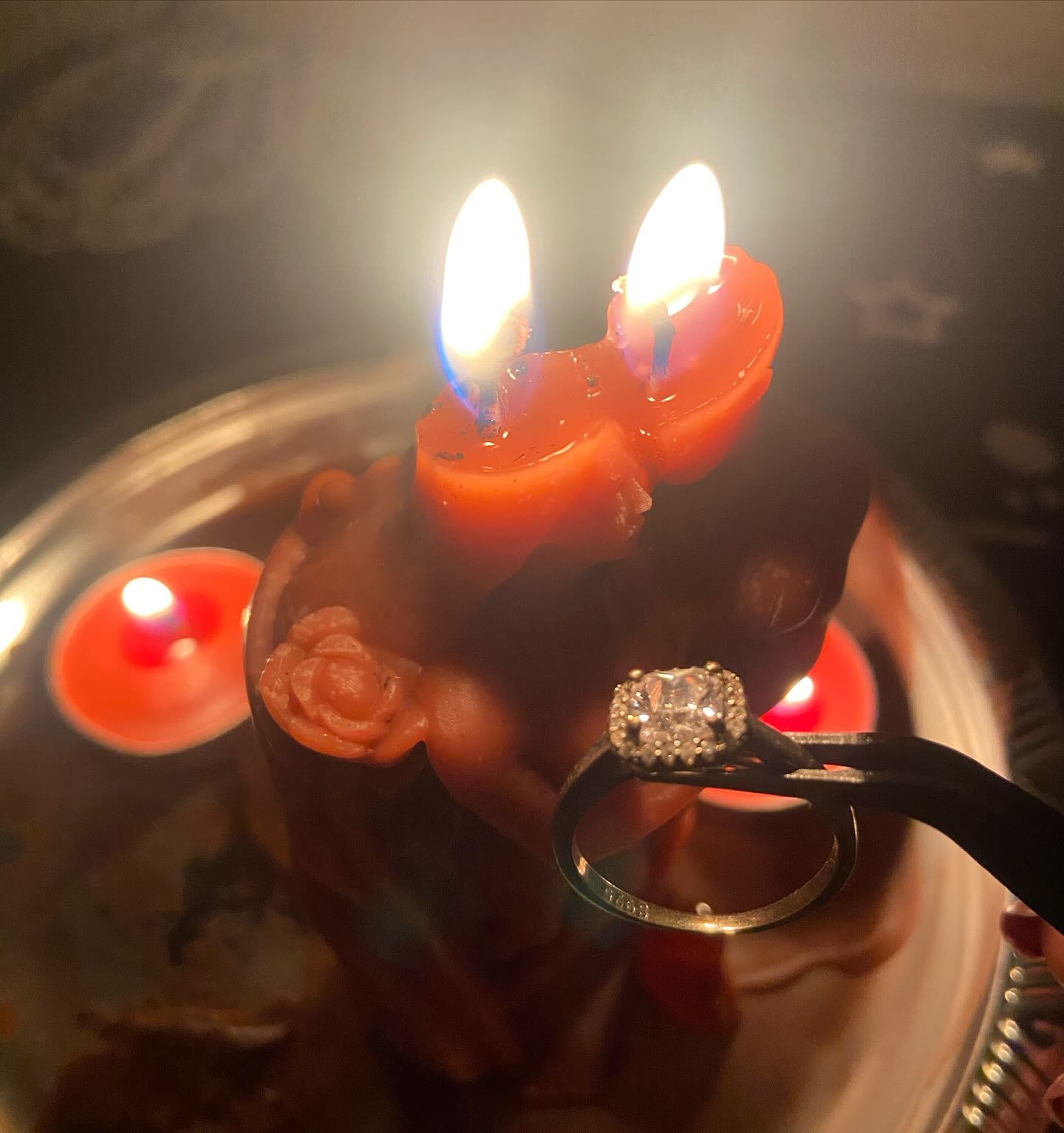 Ritual de matrimonio con velas rojas y anillo de compromiso
